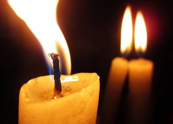 2 brændende stearinlys viser jalousi